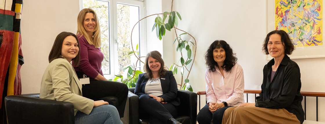 Das Team der Schule für Sozialbetreuungsberufe sitzt gemeinsam in einer Sitzecke.